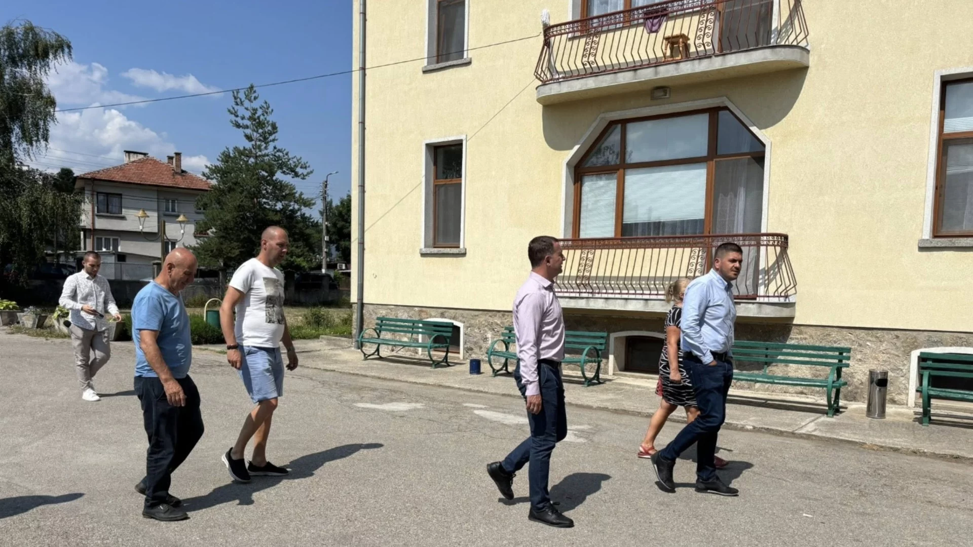 Кметът и зам.-кметът на Самоков провериха ремонта на Дом за стари хора