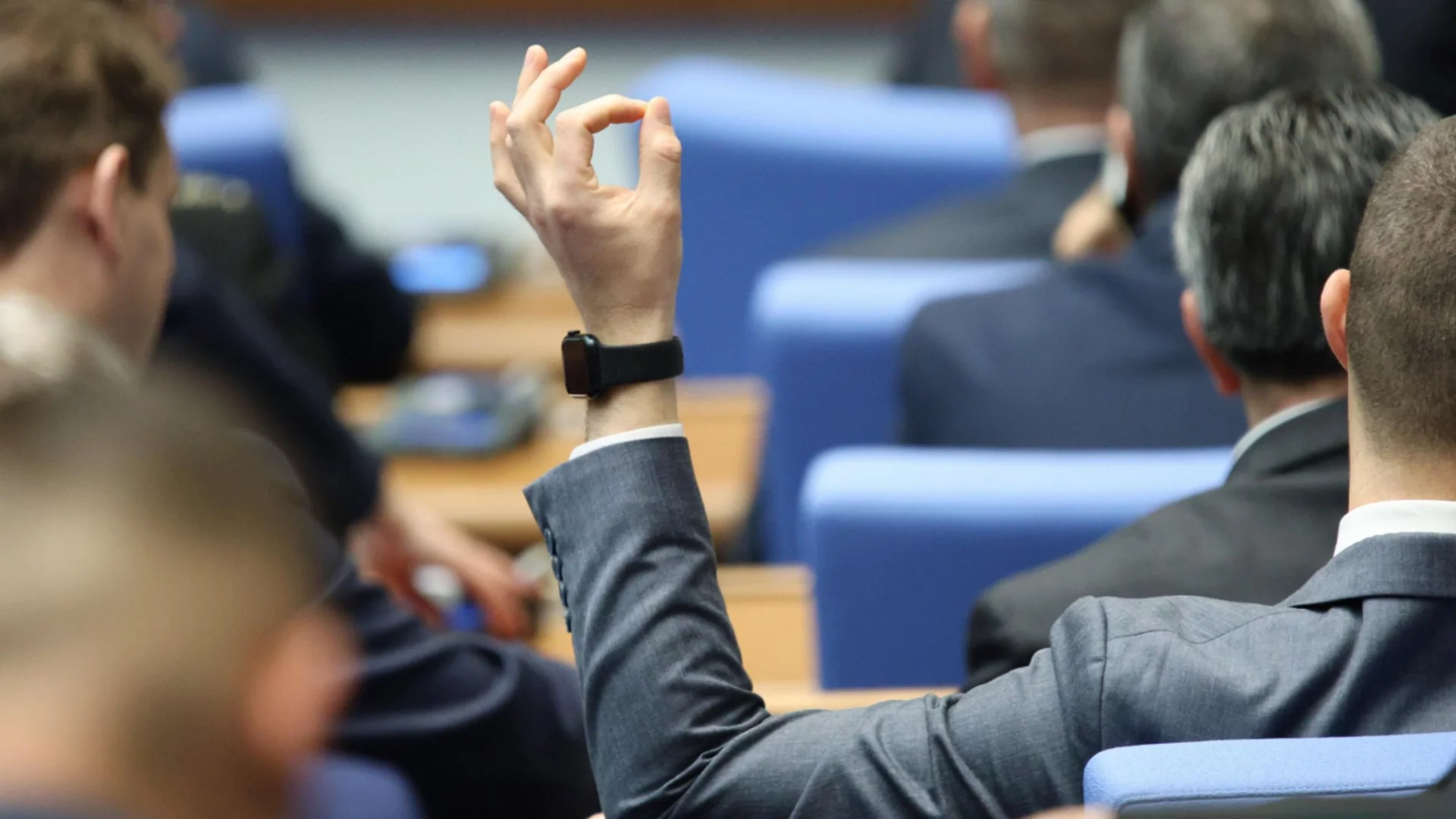 Парите за общините минаха на първо четене: Опозицията пита асфалт или вода?