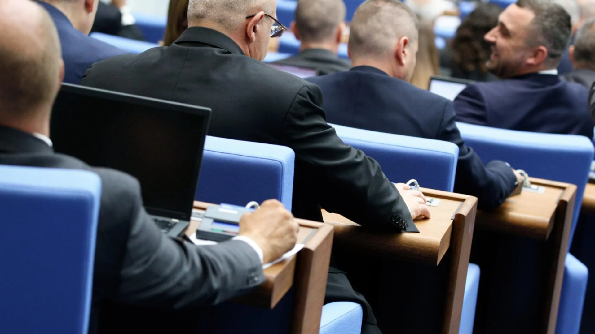 Продажбата на райски газ и алкохол на непълнолетни: Парламентът въведе солени глоби, пробация и дори затвор