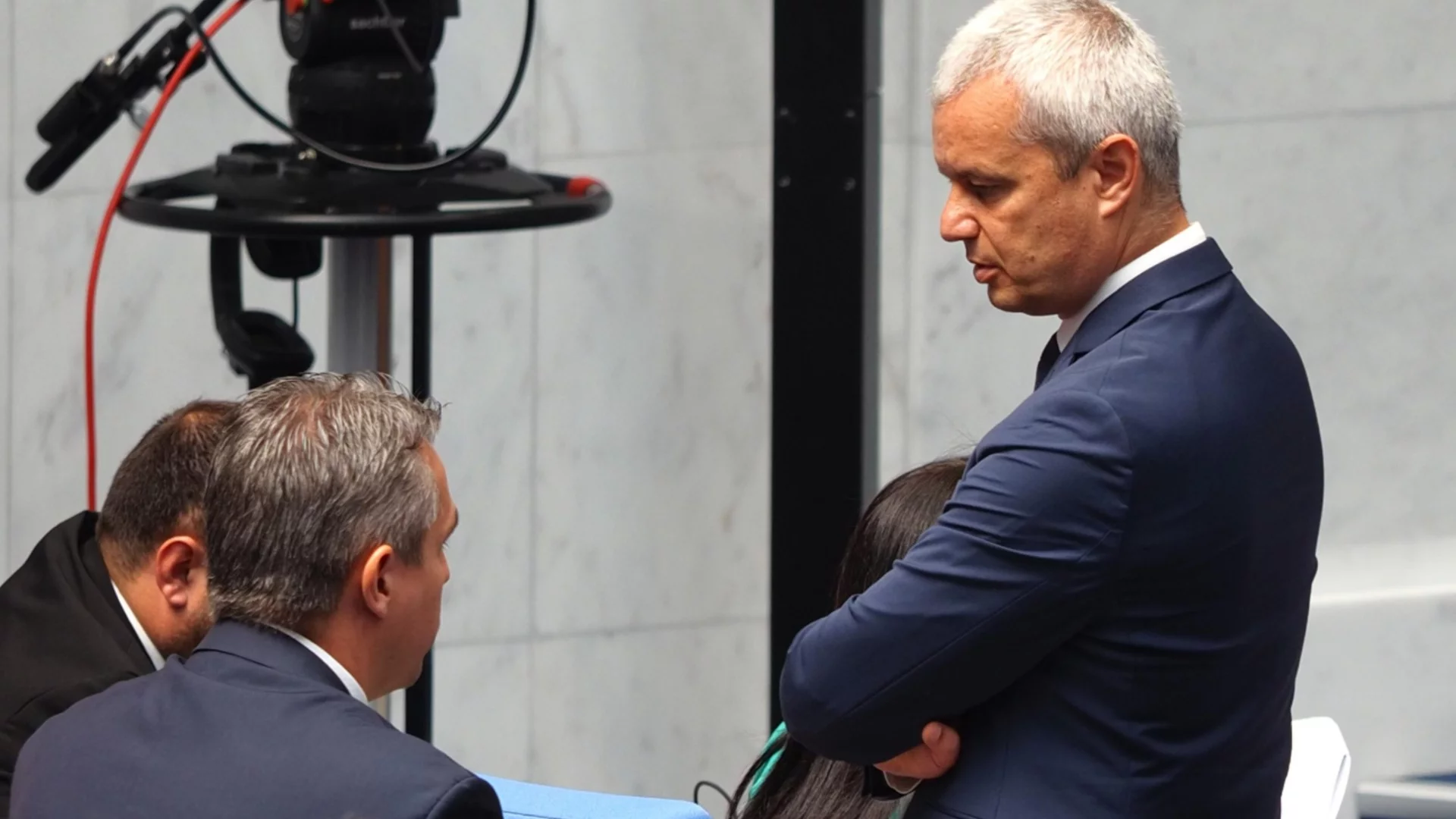 „Възраждане“ да му мислят: Парламентът потвърди наказанията за поругаване на знамето и химна на ЕС