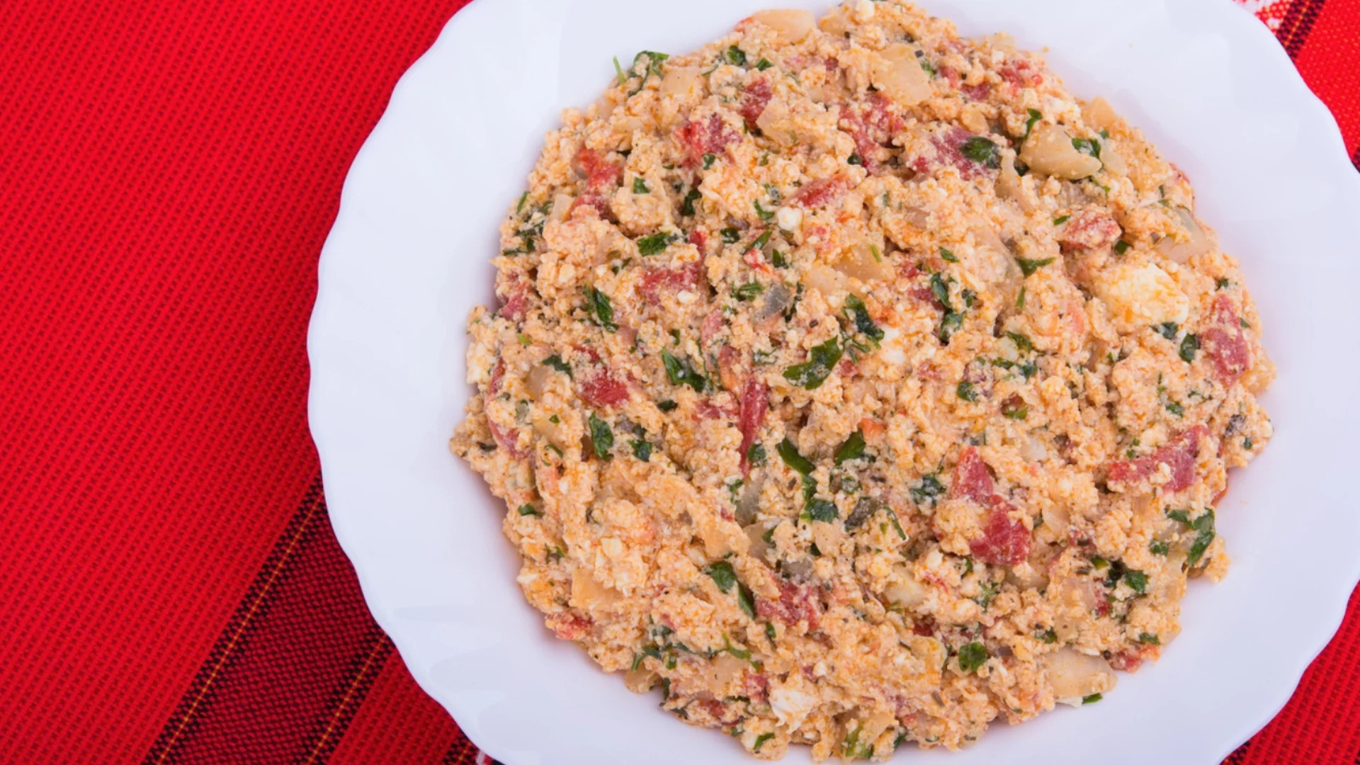 Тези печени чушки с яйца и сирене носят вкуса на детството