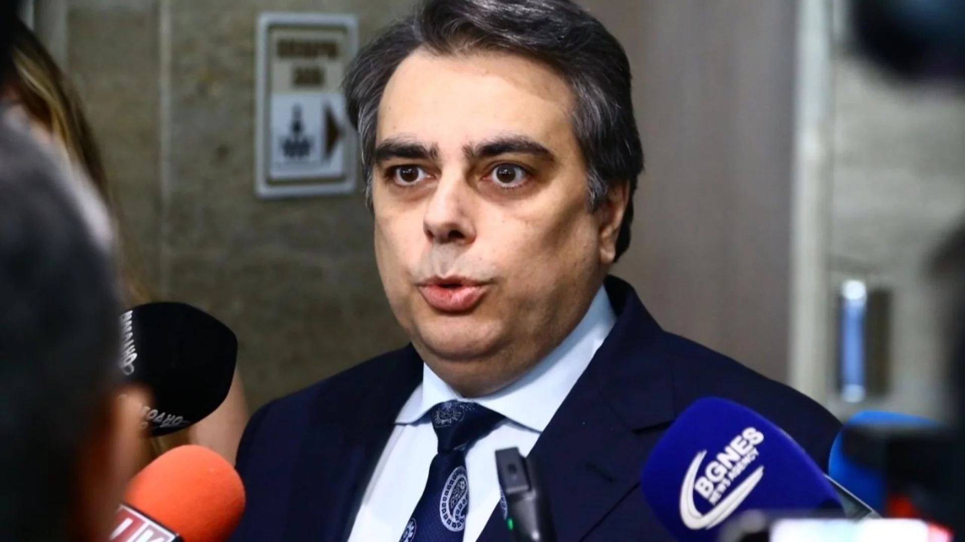 "Законът е погазен от две свине в държавата": Асен Василев заговори за бой (ВИДЕО)