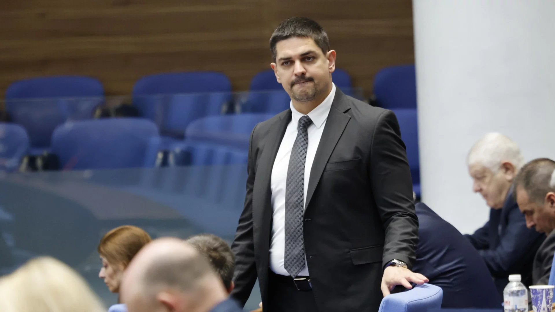 МЕЧ търси "взрив", за да падне правителството: Говори Радостин Василев