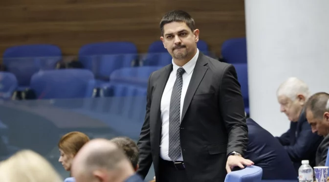 МЕЧ търси "взрив", за да падне правителството: Говори Радостин Василев