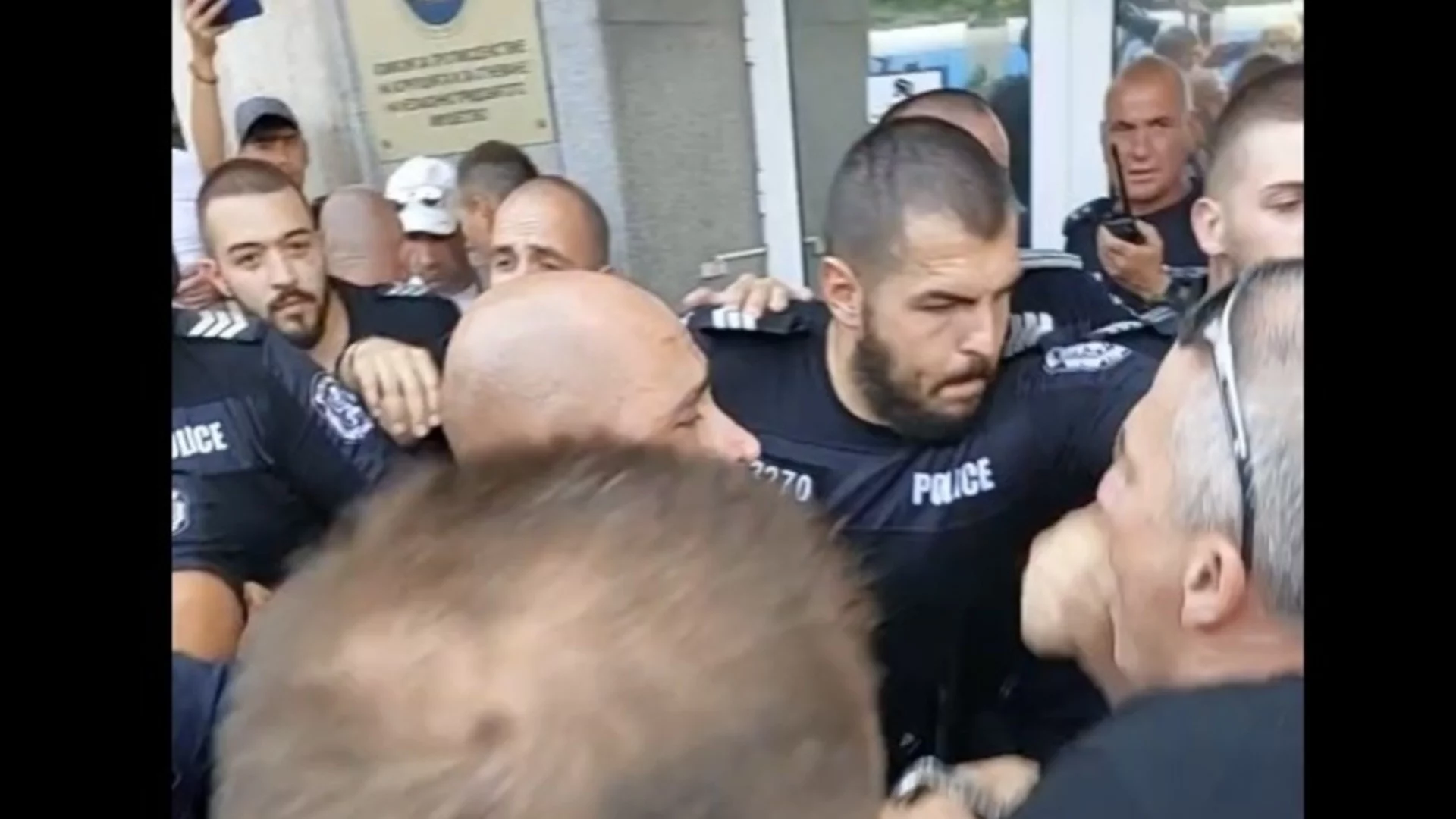 Бой и арест: Антикорупционната комисия с мъки прие граждански сигнал за... корупция (ВИДЕО)