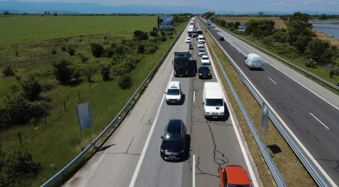 Пожар спря за кратко движението по магистрала "Тракия"