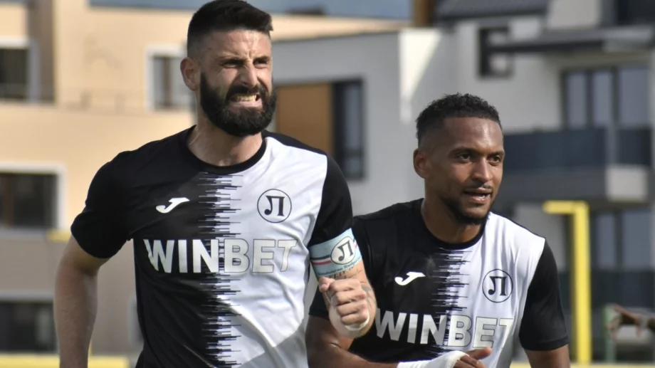 Локомотив Пловдив се спаси от резил в последните секунди срещу новак в Първа лига