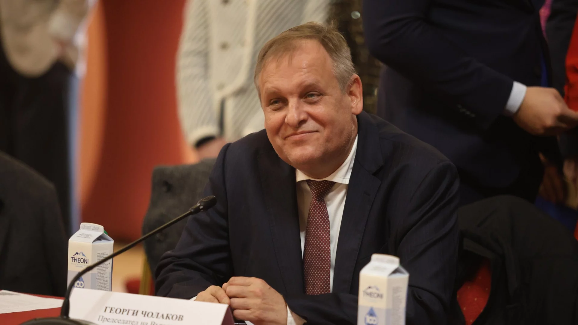 Последен ден според закона: Георги Чолаков излиза в дълъг отпуск. А Сарафов?