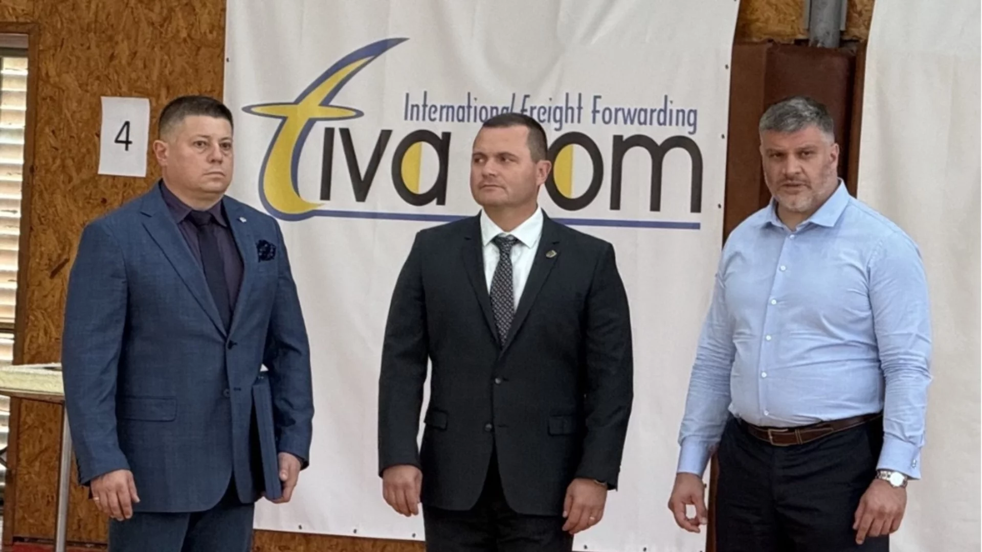 Кметът на Русе връчи златна значка по случай половинвековен юбилей от развитието на бадминтона в града