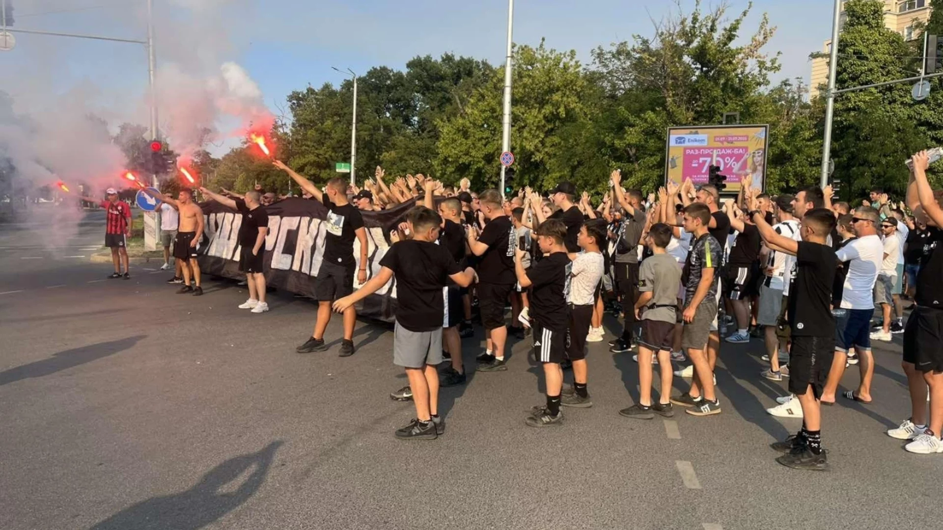 По примера "Сираков вън": Фенове и на друг отбор се обявиха против собственика, блокираха възлов булевард (СНИМКИ)