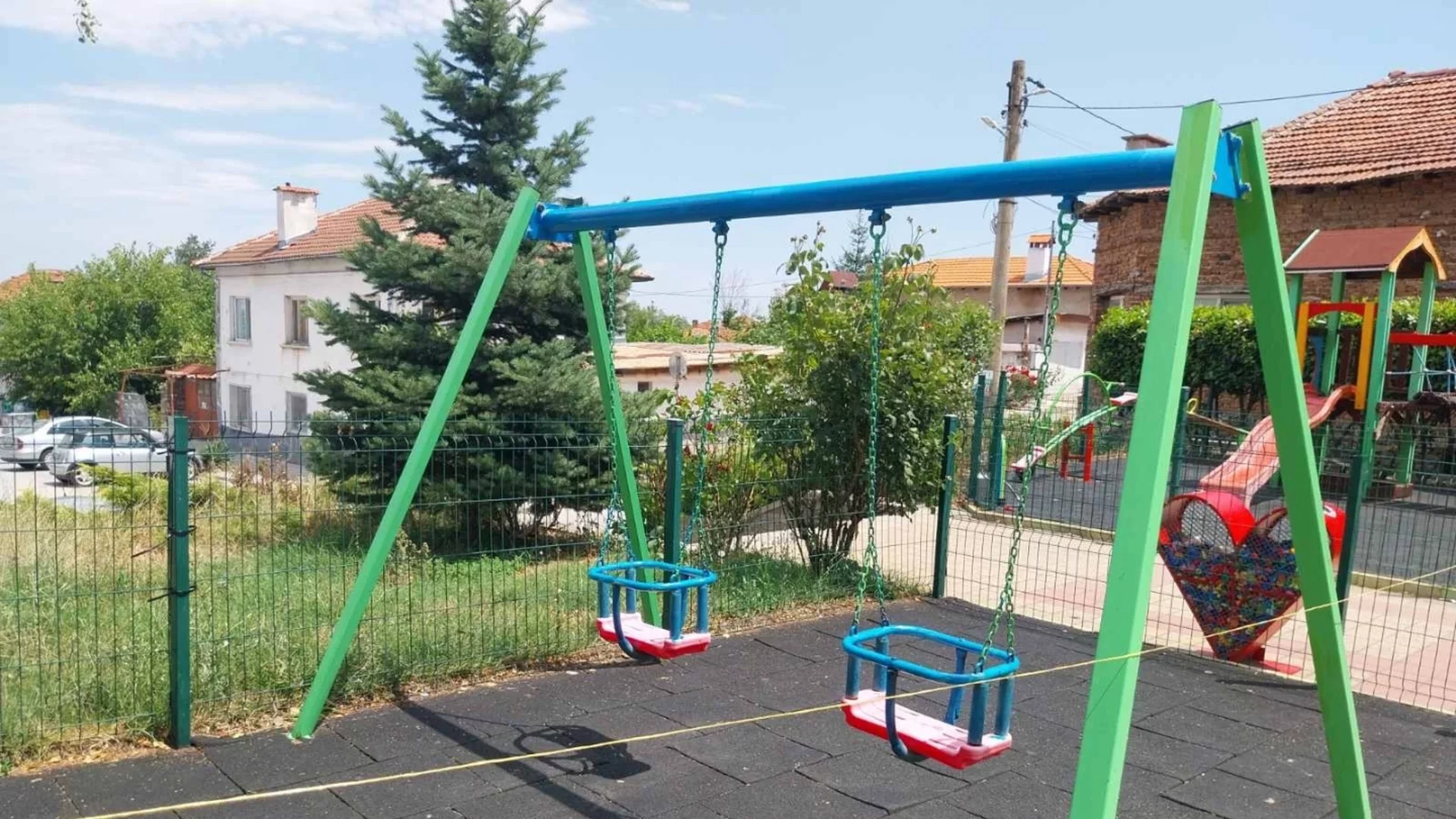 Младежи от село до Пазарджик преобразиха детска площадка