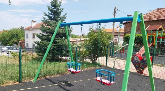 Младежи от село до Пазарджик преобразиха детска площадка