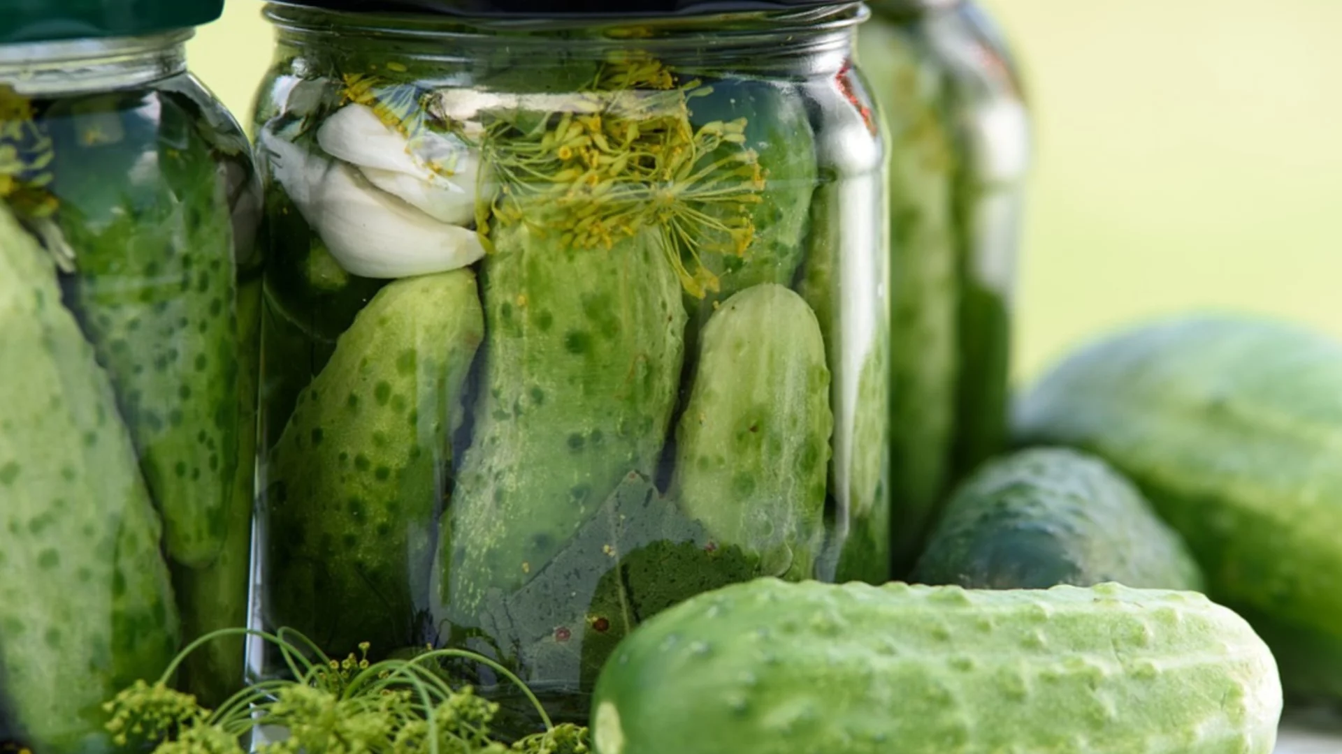 НЕ слагайте това в киселите краставички - ще станат меки и безвкусни