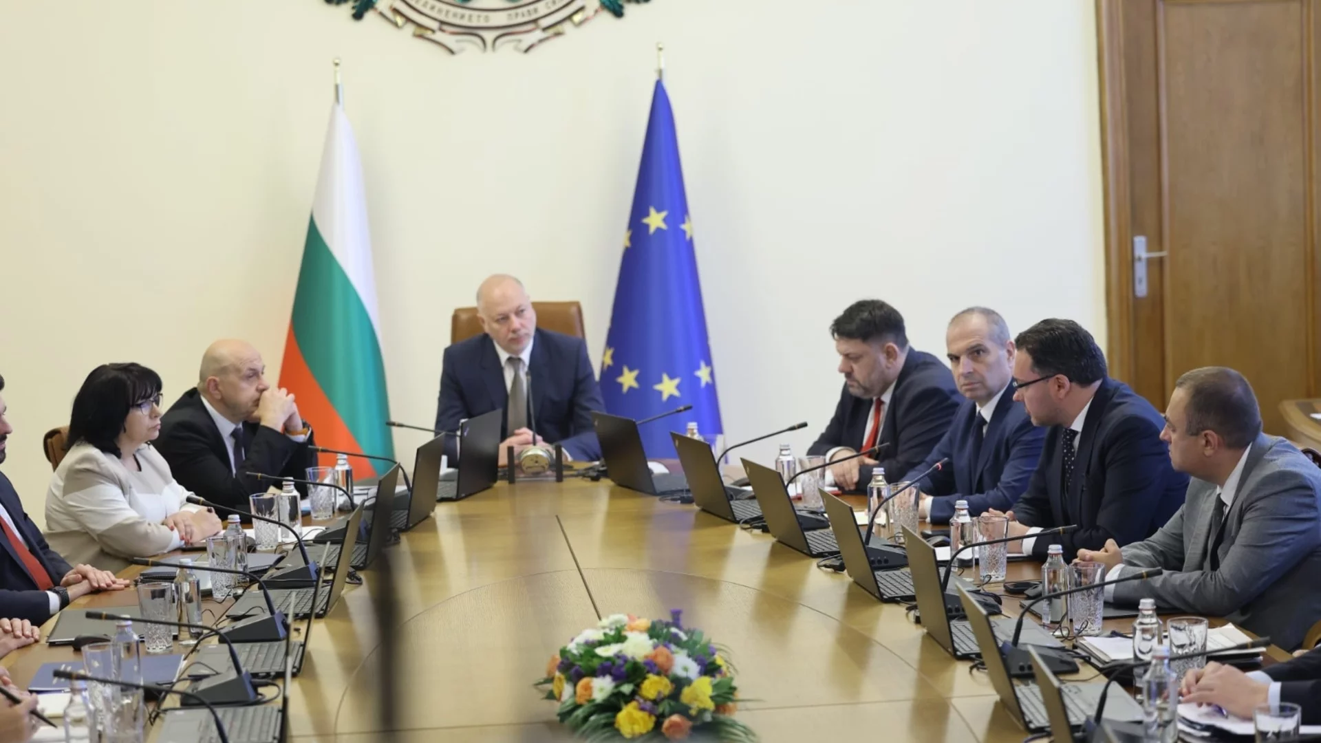 Правителството се захваща с държавните магазини на Пеевски