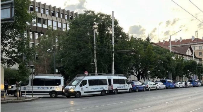 "Пеевски май се е притеснил": Бориславова пита МВР защо пази централата на "ДПС-Ново начало"