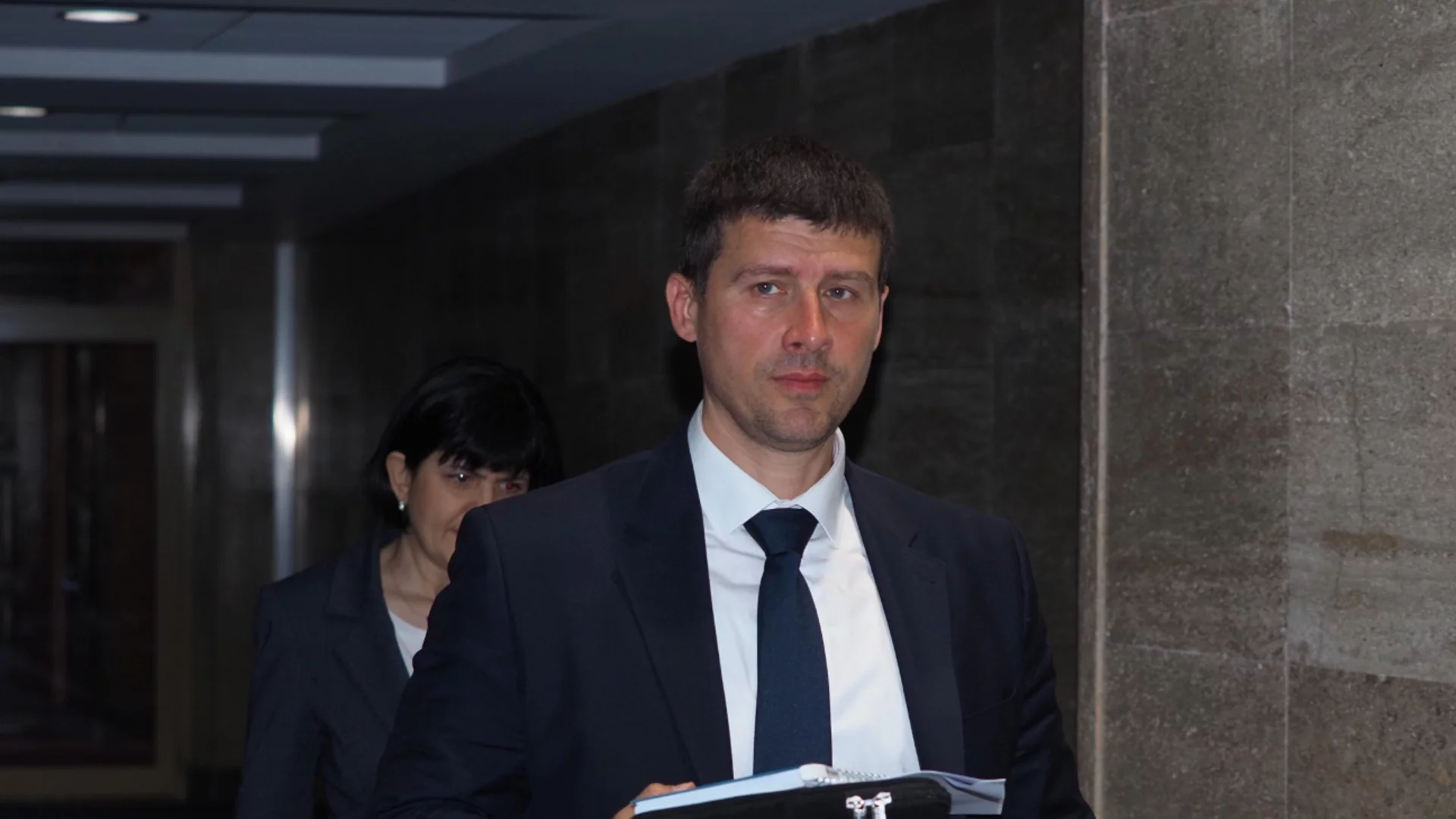 "Имаме глупав и работлив парламент, който пръска глупост": "Величие" за депутатската ваканция