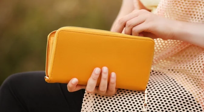 Защо НЕ трябва да изхвъряте стария си портфейл?