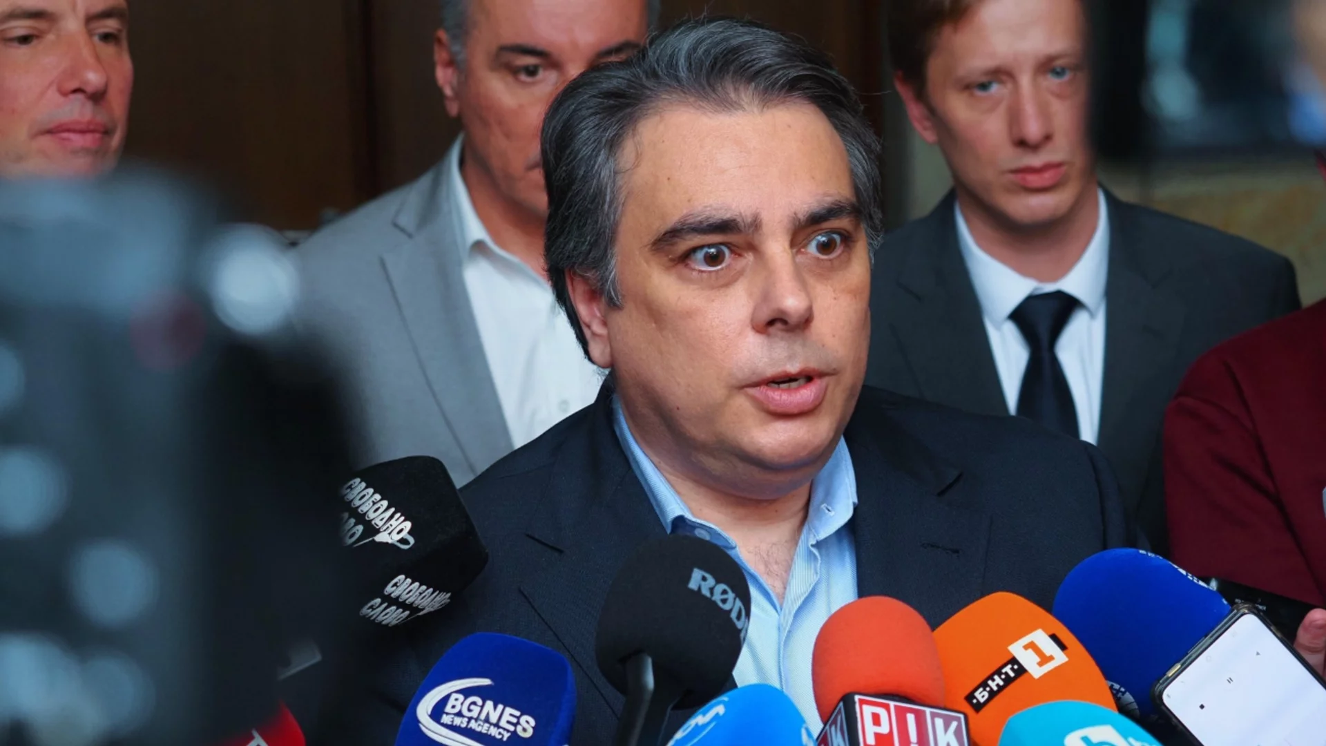 "Тате ще ми купи колело, ама друг път": Асен Василев каза как ГЕРБ постъпват с младите лекари (ВИДЕО)