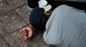 Легенда се скита по улиците, спи на пейка и гладува, докато синовете му живеят в съседство