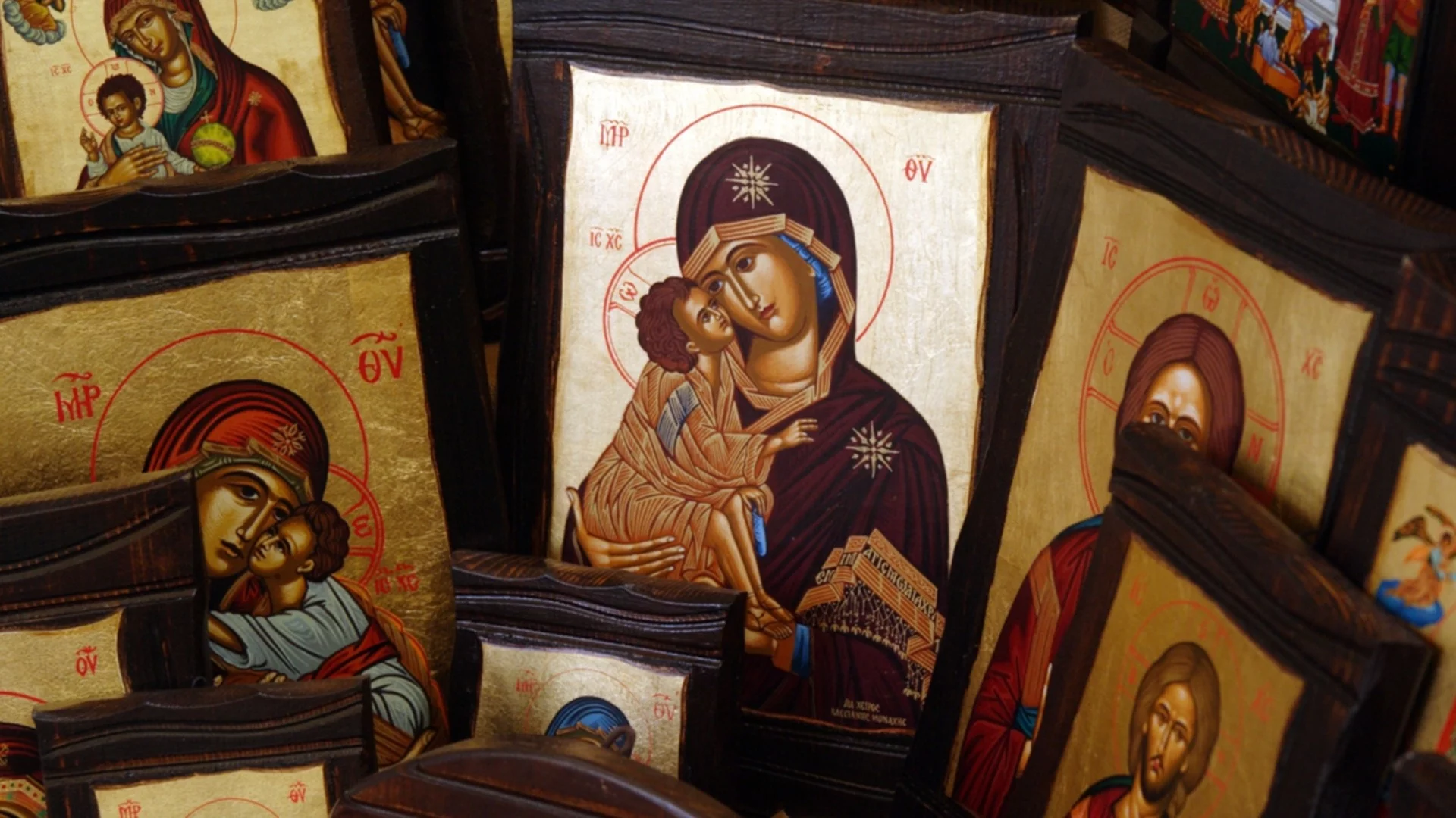 Свещеният ъгъл у дома: къде да поставим иконите според традицията