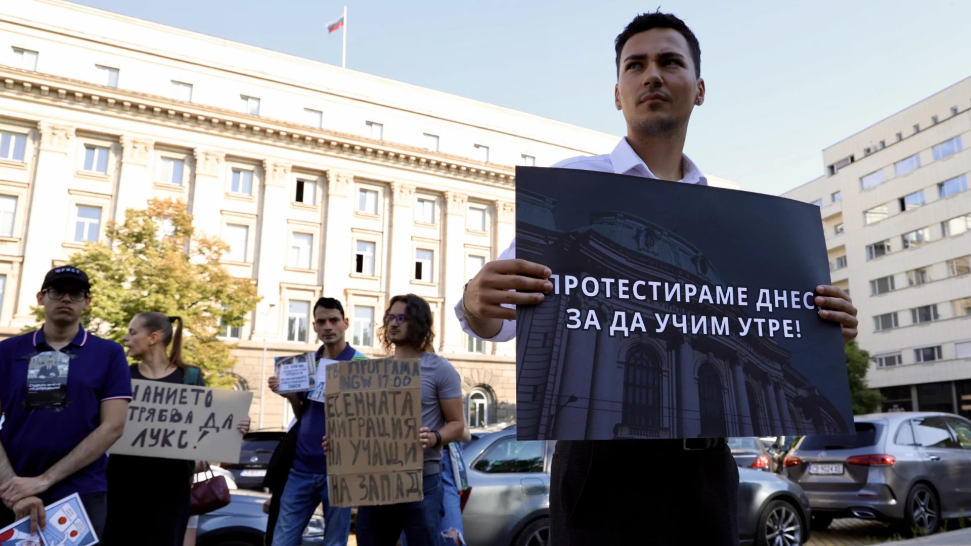 "Не сме банкомати!": Нов протест на студенти пред парламента срещу скъпото обучение