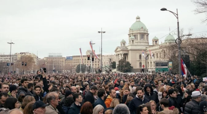 Сърбия изгони руски фотограф - снимал протестите срещу Вучич