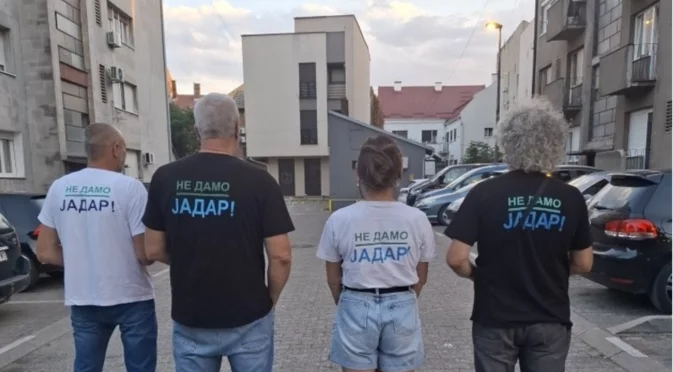 Политици от партията на Вучич хвърляха яйца и бутилки по протестиращи в Сърбия (ВИДЕО)