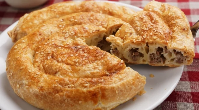 Тази македонска баница с кайма пасва много на българския вкус
