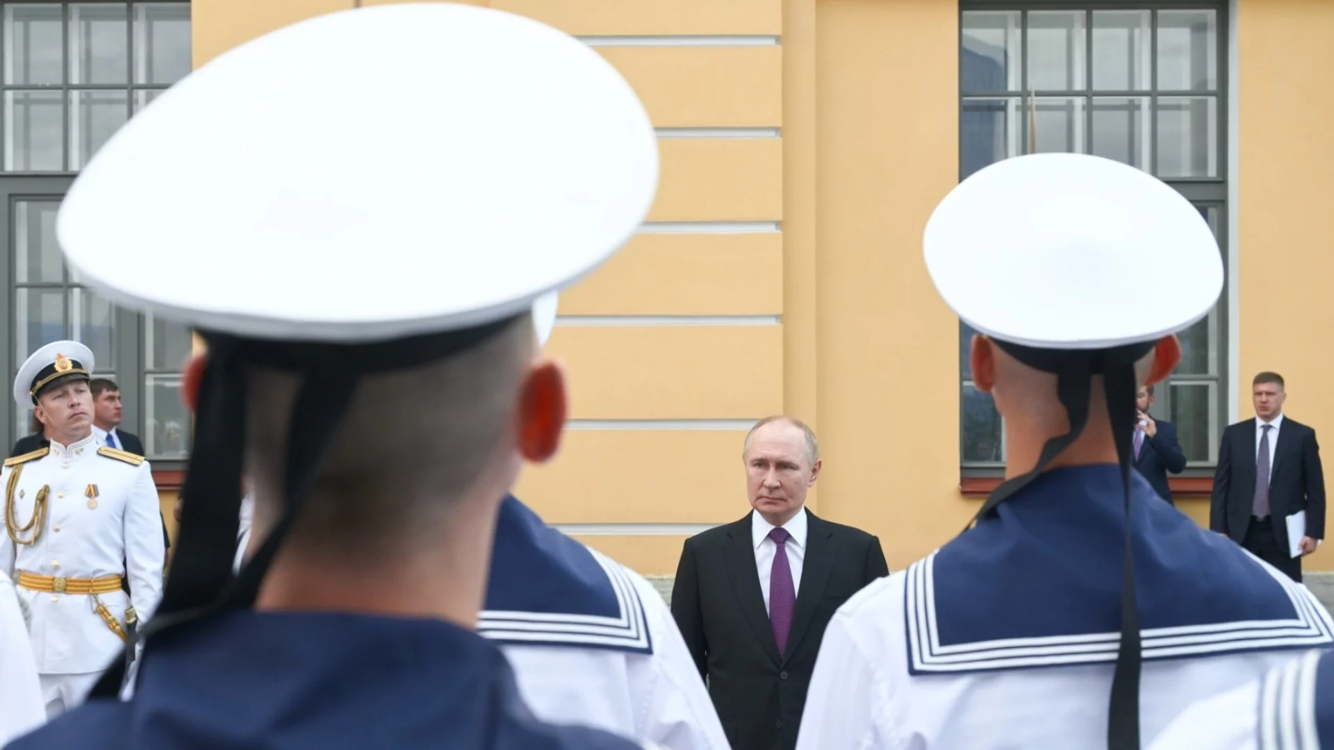 Русия отмени парада на военноморския флот, но помпа мускули с ВИДЕО, а Путин ходи трудничко