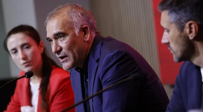 "Нога е дошъл да разгледа жълтите павета в София, Купър сякаш е на плажа в Златни пясъци"
