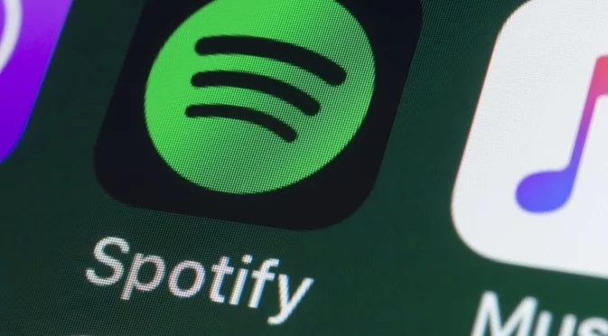 Музикални групи напускат Spotify заради инвестициите на основателя й в отбраната на Украйна