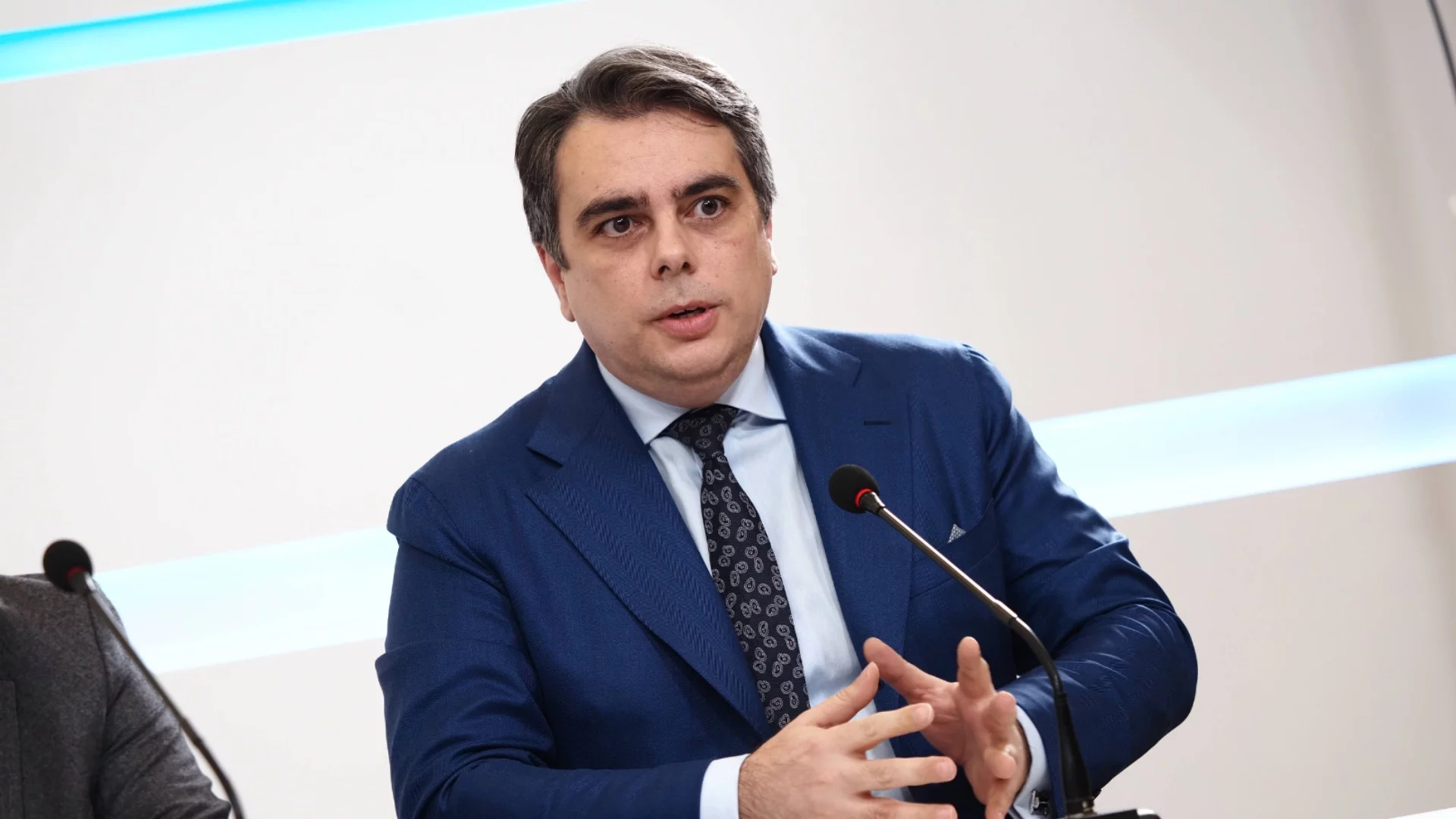 Асен Василев съди Пламенка Димитрова за клевета по случая "Коцев"