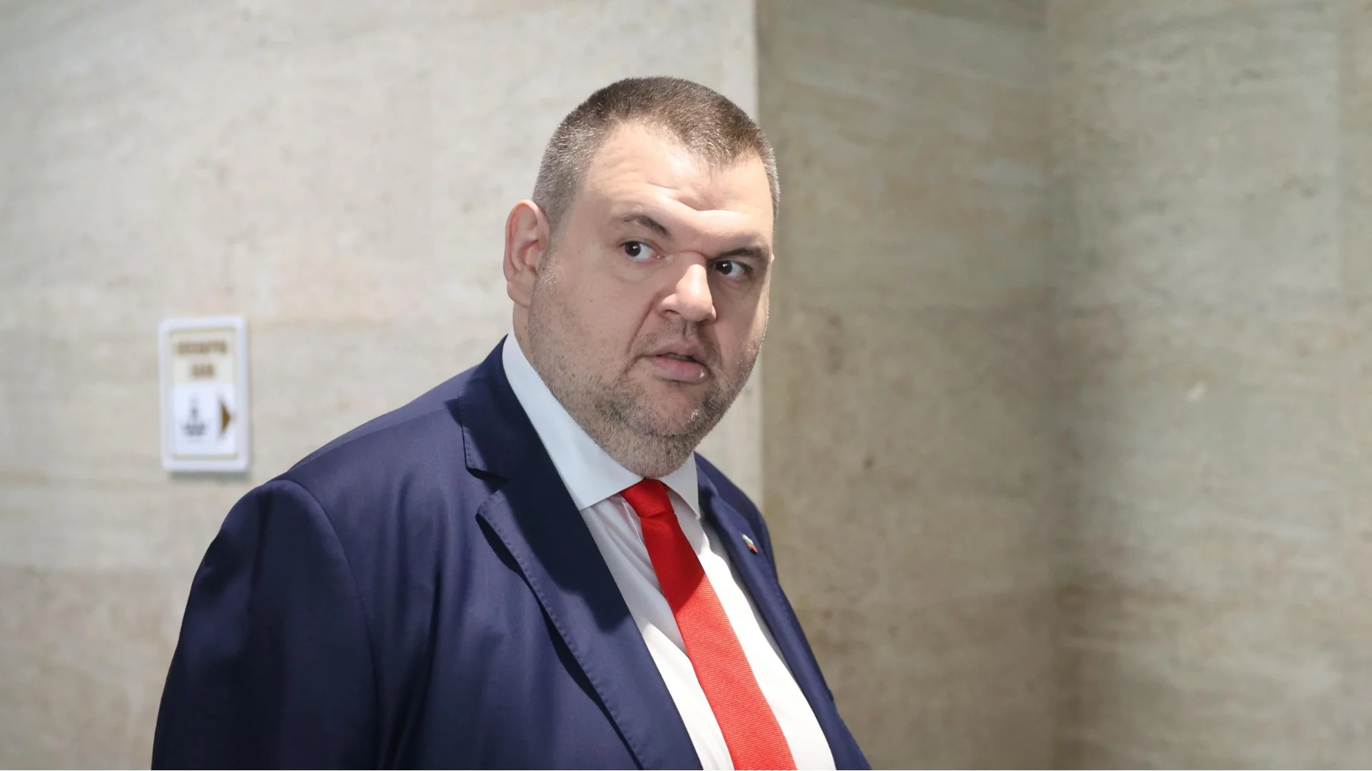 "Безкрайното говорене "за хората" ни връща във времената на Народна република България": Анализ