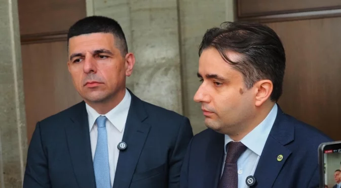 "Борисов пак е тръгнал по сокаците като премиер, но истинският такъв е Пеевски": ДБ след критиките