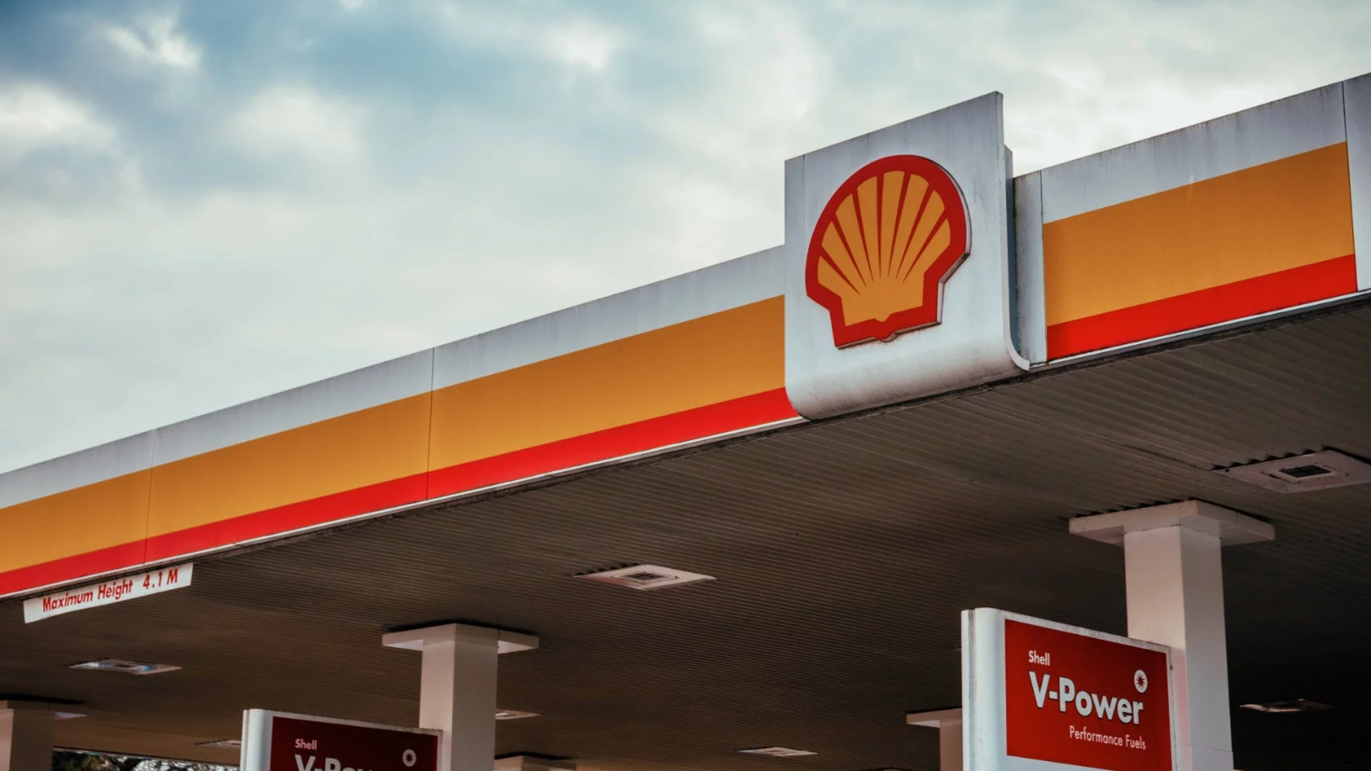 Печалбите на Shell се сринаха с една трета