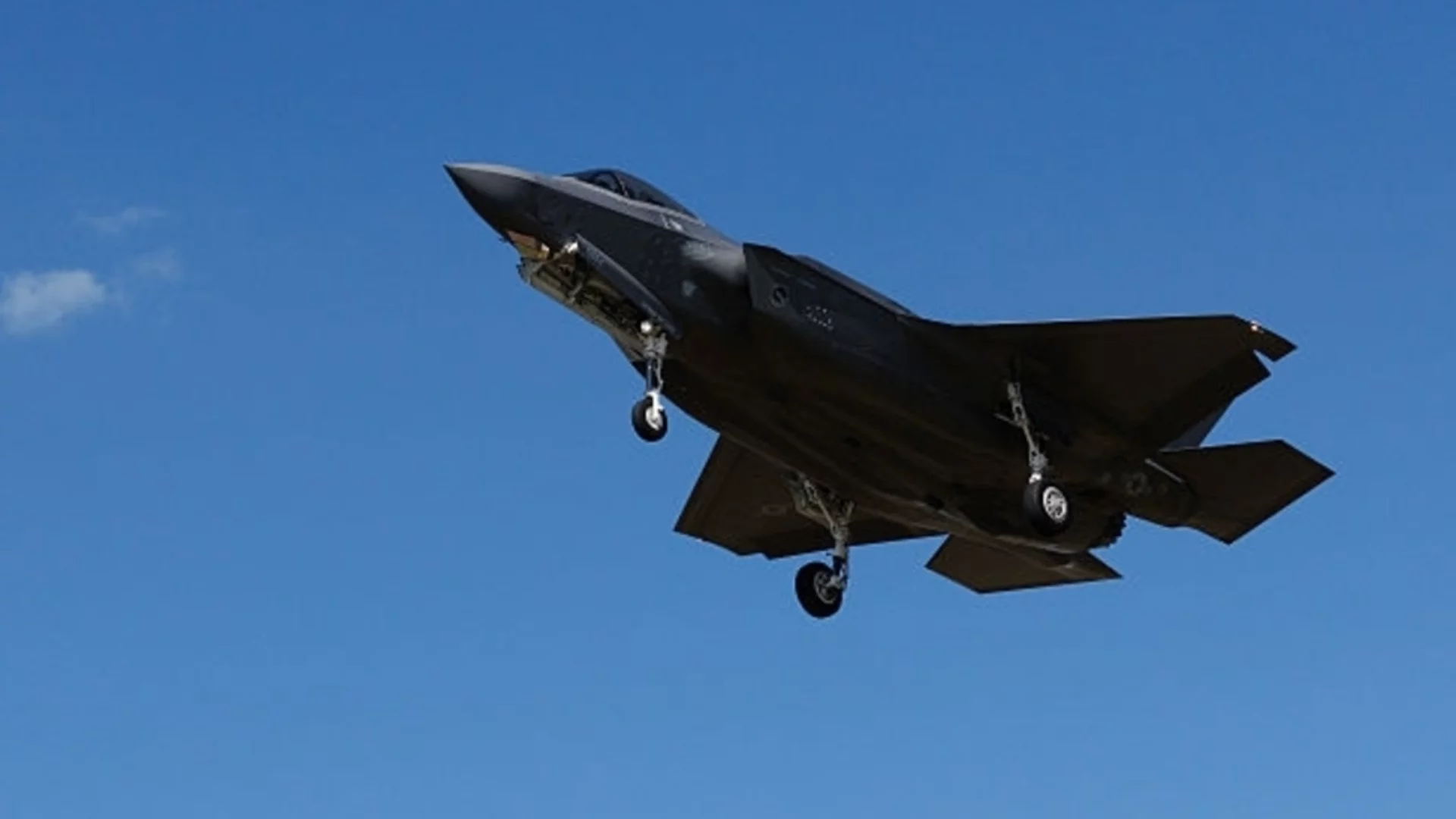 Изтребител F-35 на ВМС на САЩ се разби в Калифорния
