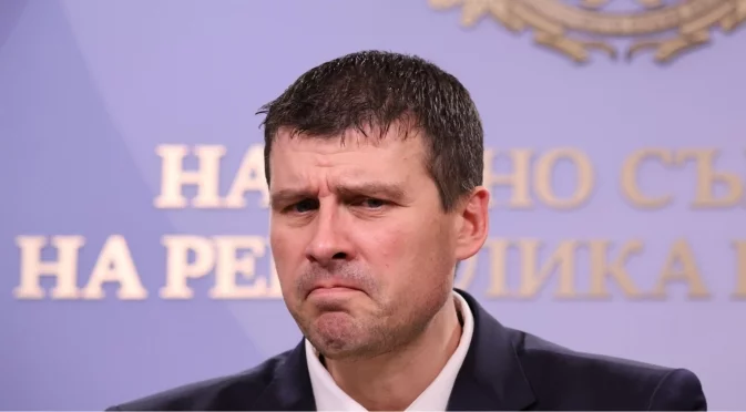 Заради "душевно разстройство" и "намразване на родината": Ивелин Михайлов предлага нова конституция