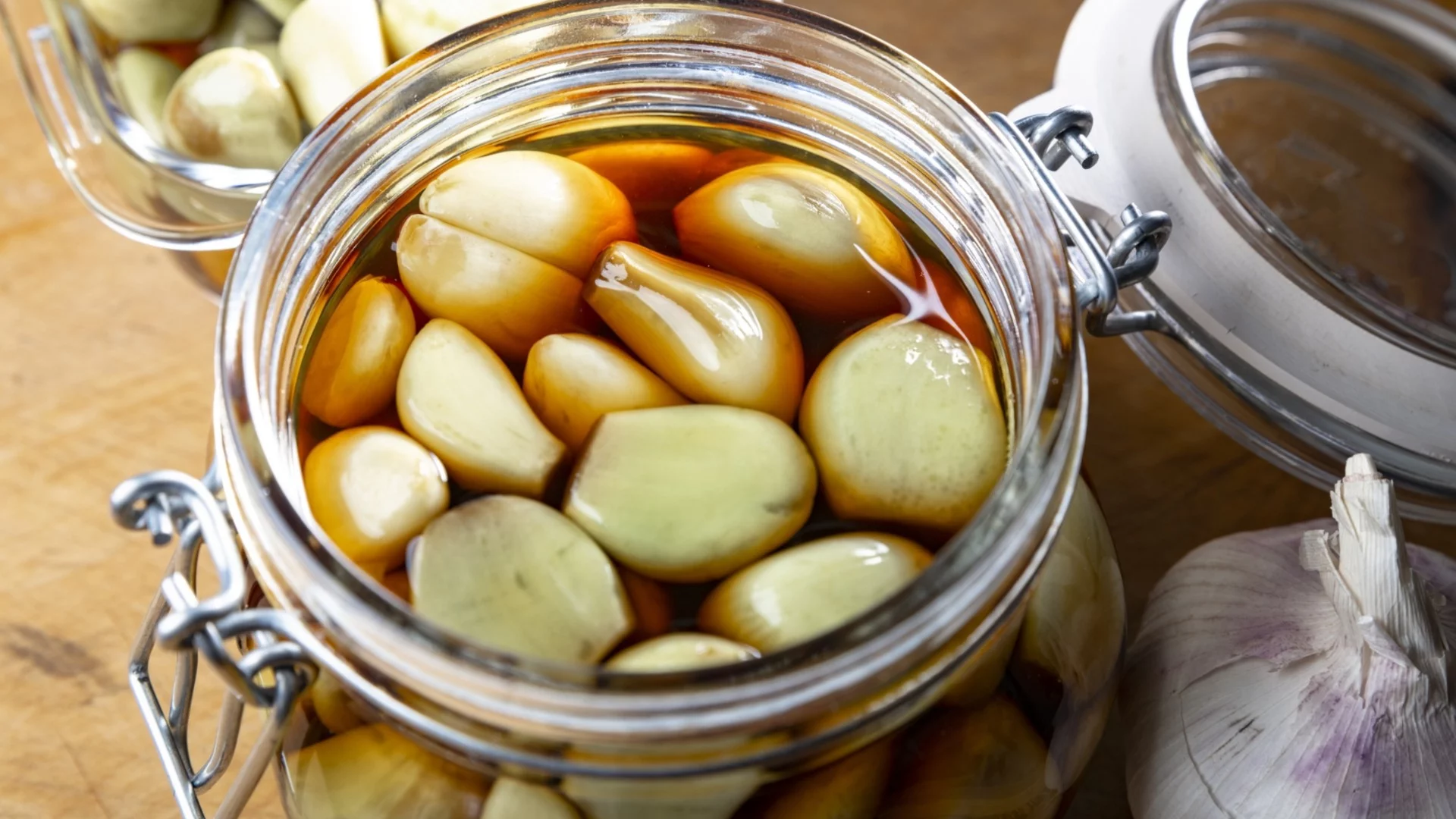 Оцет или олио? Ето какво наистина е най-подходящо за вкусен маринован чесън