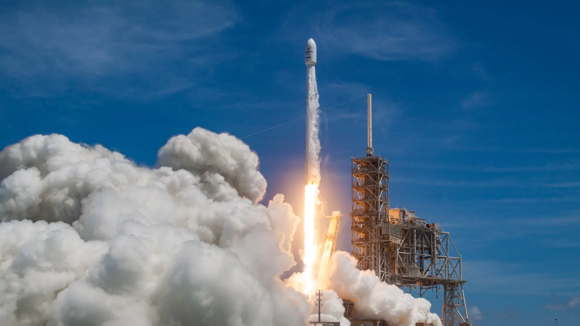 SpaceX потегли на поредна мисия към Международната космическа станция (ВИДЕО)