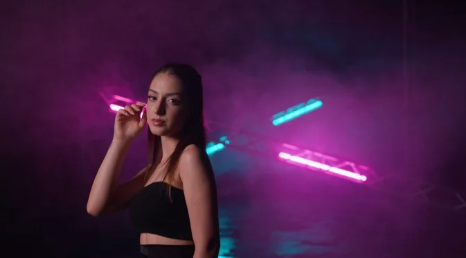 17-годишната певица Nikol с манифест срещу емоционалното лицемерие (ВИДЕО)