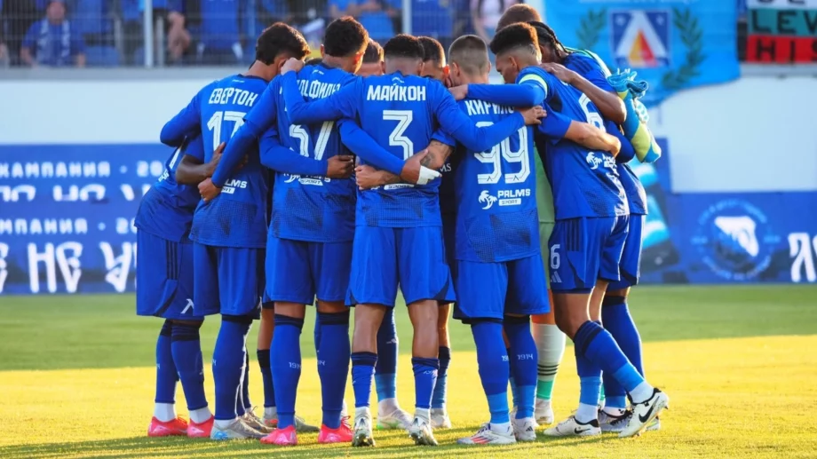 Двама от най-опитните футболисти на Левски извън групата за мача със Славия