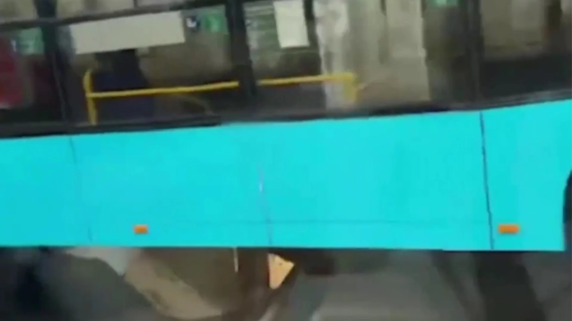 Тролейбус увисна над зейнала на пътя дупка в руския град Казан (ВИДЕО)