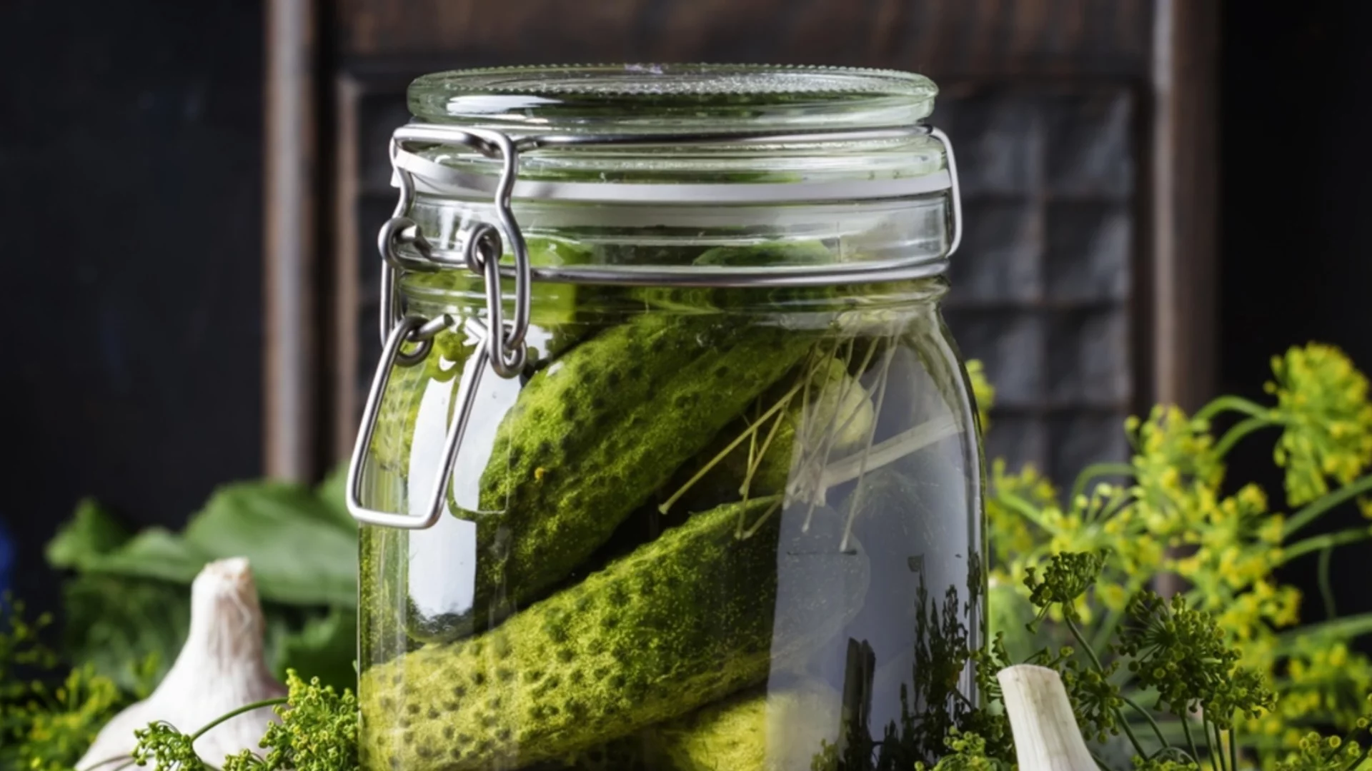 Вкусни краставички за зимата без варене на бурканите: Ето как се приготвят