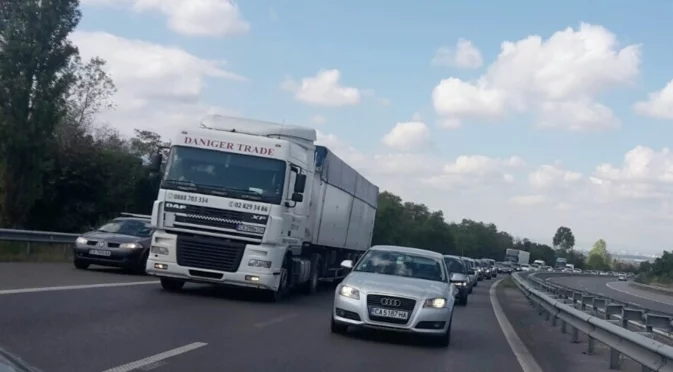 Километрично задръстване към Гърция след катастрофа на АМ "Струма"