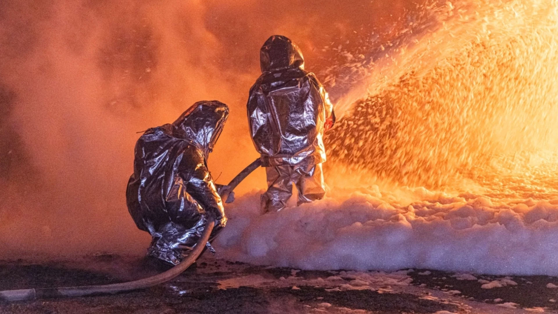 Украйна атакува: Нова руска жп гара гори, две руски рафинерии са осакатени (ВИДЕО)