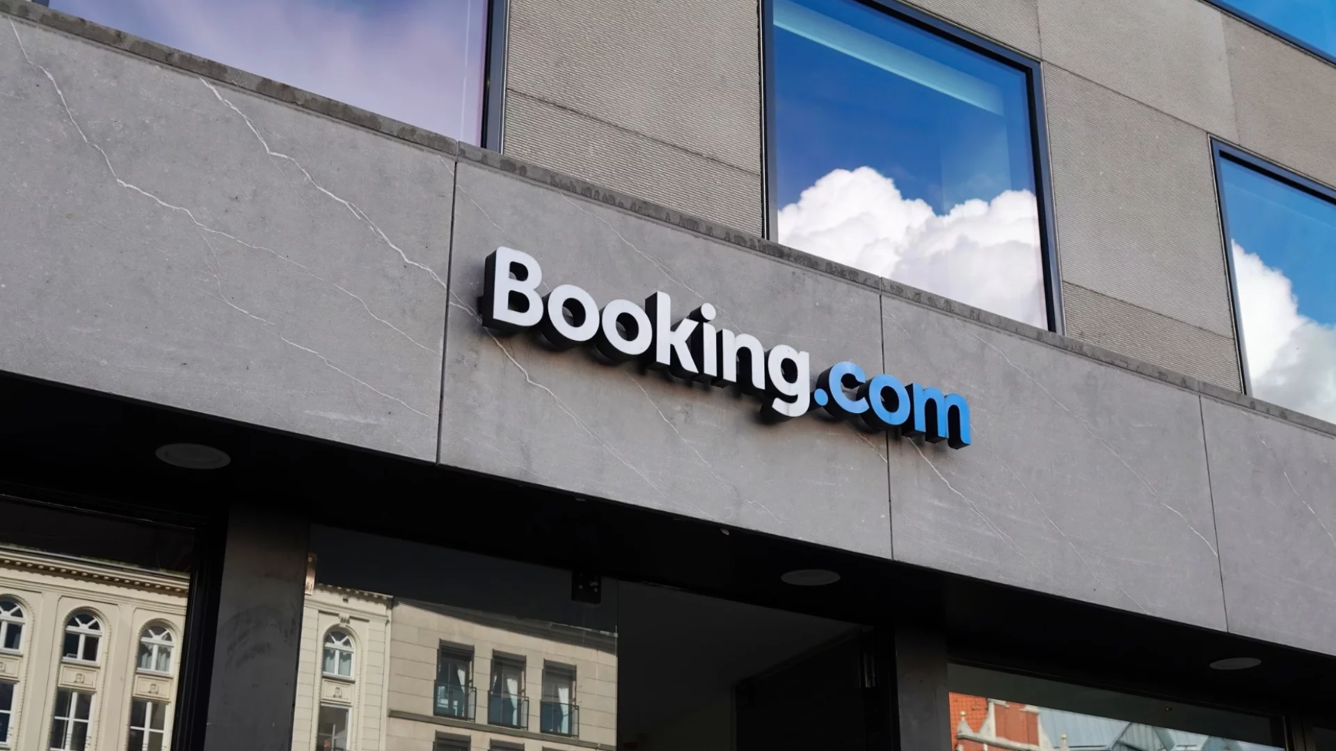 "Клаузи за най-добра цена": Хиляди хотели в Европа съдят Booking