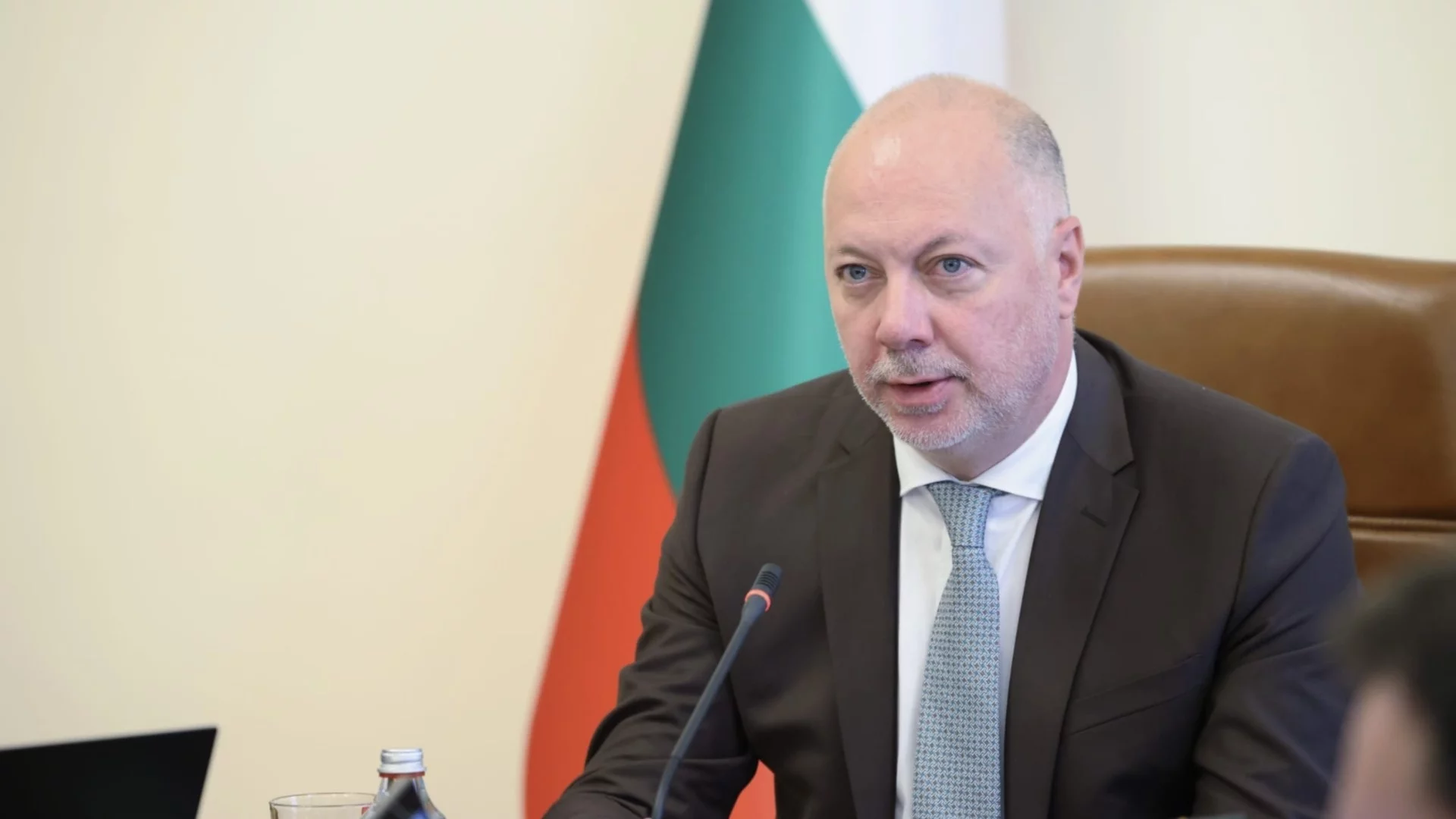 Пеевски ги поиска, кабинетът му ги гласува: Държавните "Магазини за хората" са факт