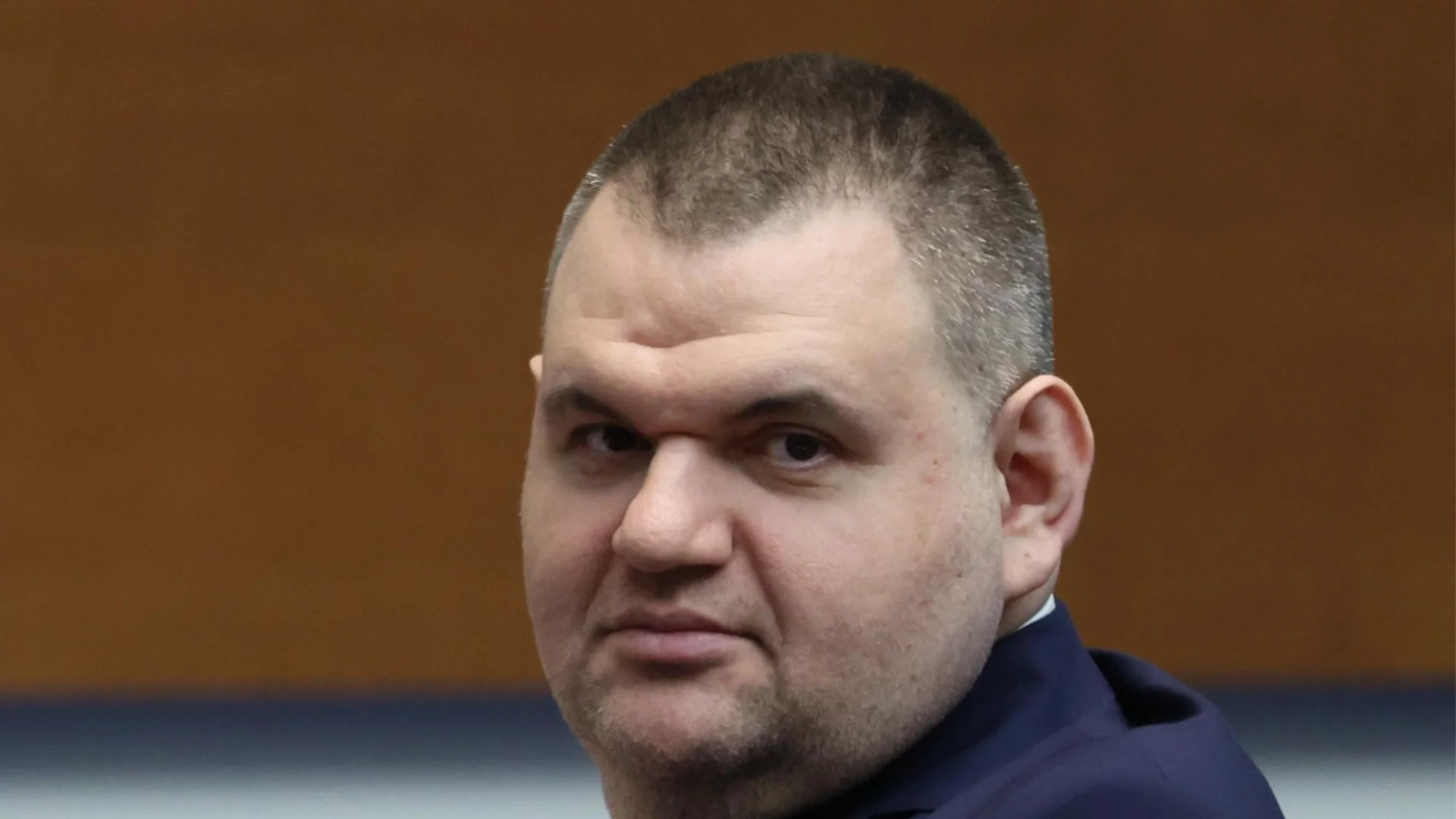 "Да направят проверка за предполагаем картел": Пеевски поиска проверка на "Лукойл"