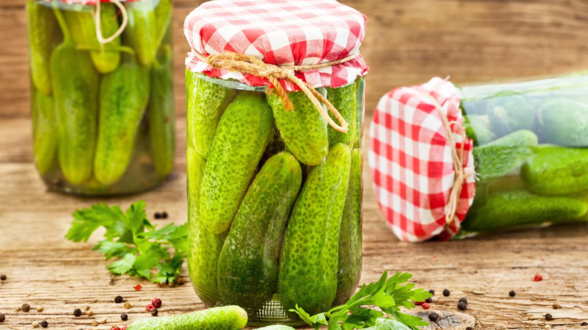 Бързи кисели краставички - хем са много вкусни, хем се правят лесно