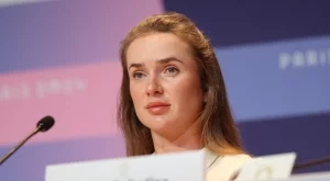 „Надявам се тази нощ да умреш, корумпирата кучко!“ (СНИМКИ)